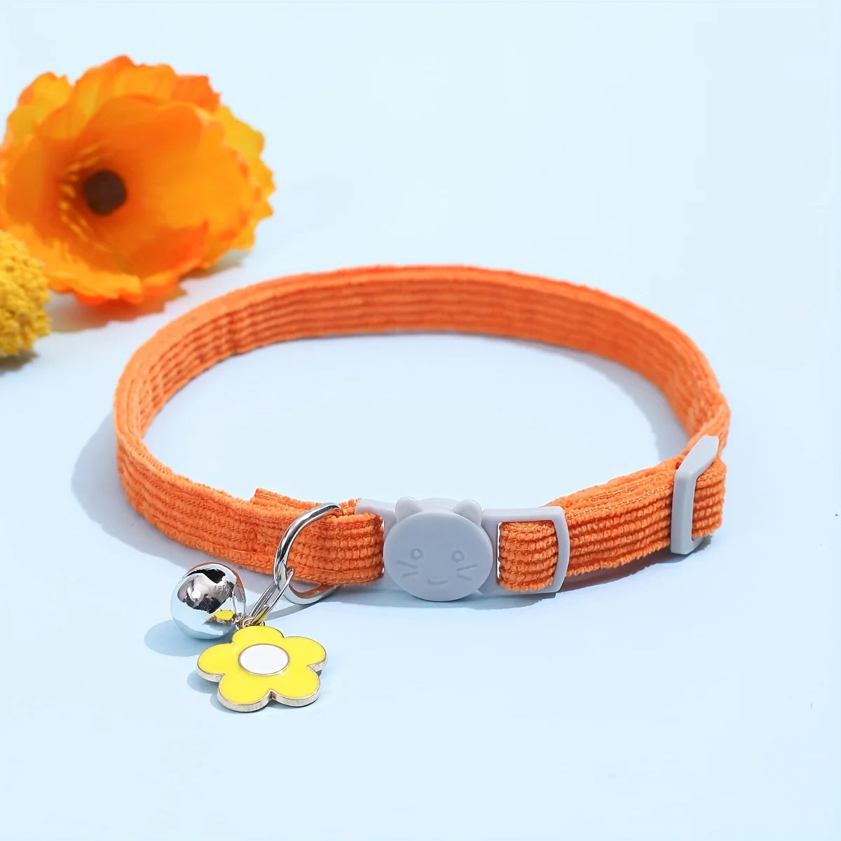Cat Collar with Bell & Flower Charm – Adjustable Safety-Clip Collar for Cats