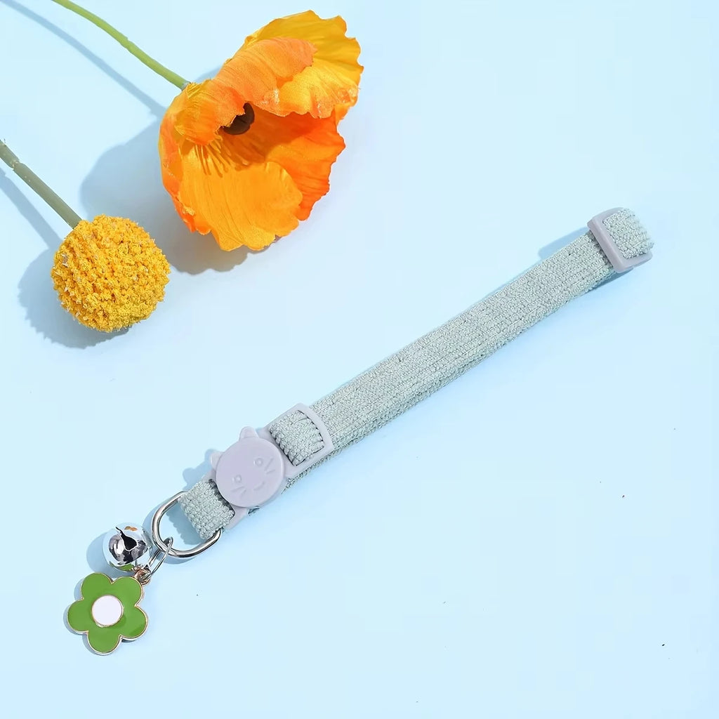 Cat Collar with Bell & Flower Charm – Adjustable Safety-Clip Collar for Cats